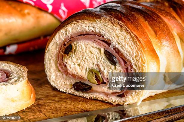 comida de navidad venezolana tradicional: pan de jamón o "pan de jamón" - cultura de venezuela fotografías e imágenes de stock