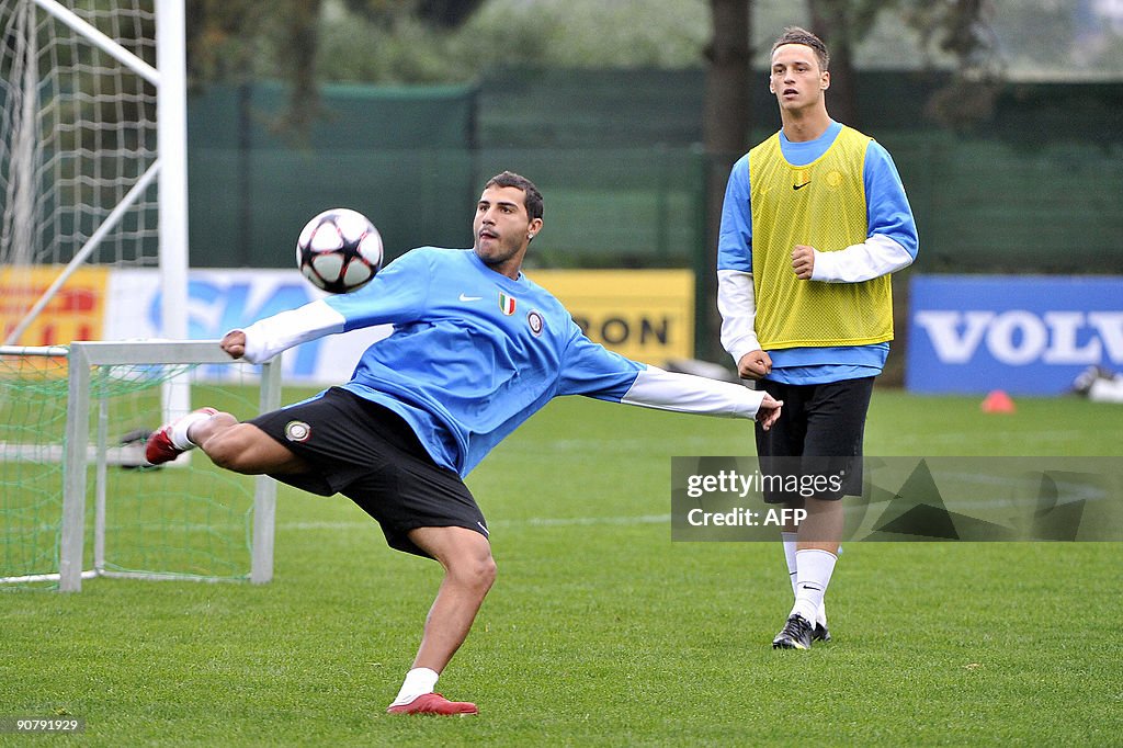 (From L) Inter Milan players Ricardo Qua