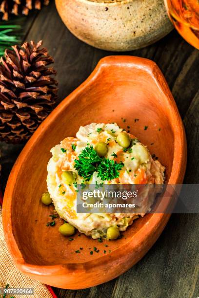 venezolanische traditionelle weihnachts-essen: ensalada de gallina im rustikalen gericht - gallina stock-fotos und bilder