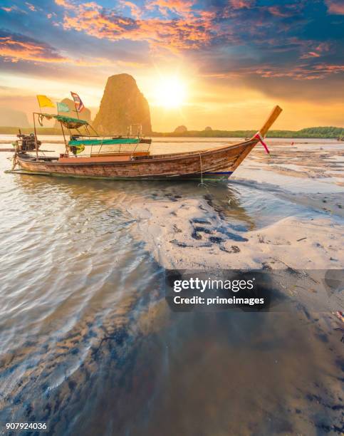 belo pôr do sol no mar tropical com longa cauda de barco no sul da tailândia - phuket - fotografias e filmes do acervo