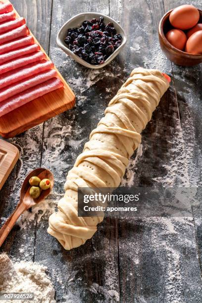 panadería artesanal: fermentación laminado en pan de jam o "pan de jamón" una comida tradicional de navidad venezolana. - cultura de venezuela fotografías e imágenes de stock