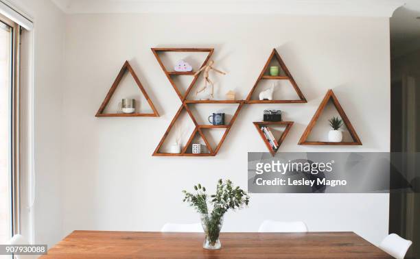 dining room area with triangle shelves as wall decor - panô - fotografias e filmes do acervo