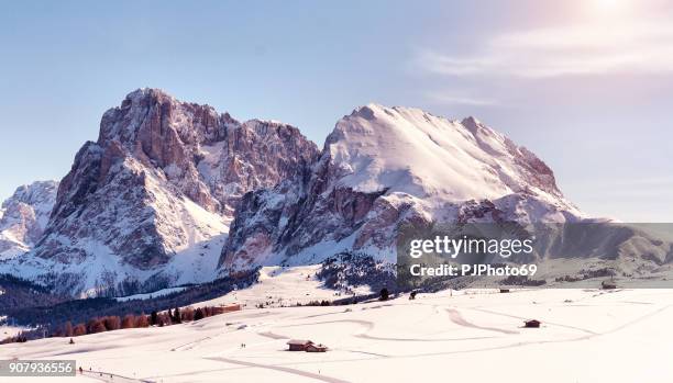 panoramisch uitzicht op de zonsondergang van sasso lungo en sasso piatto - pjphoto69 stockfoto's en -beelden