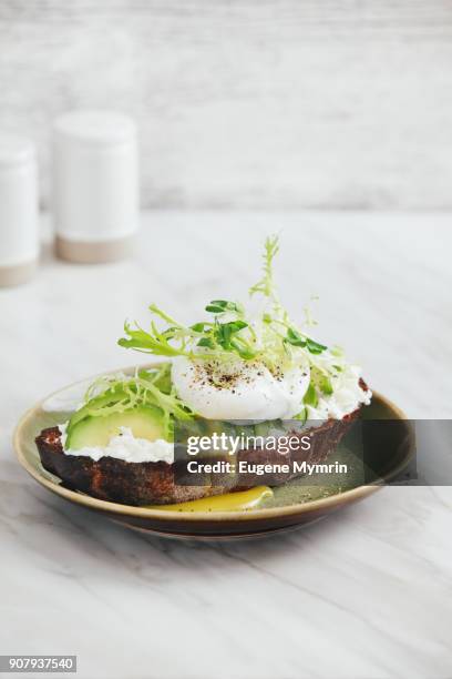 bruschetta with avocado, ricotta and poached egg - pochiert stock-fotos und bilder