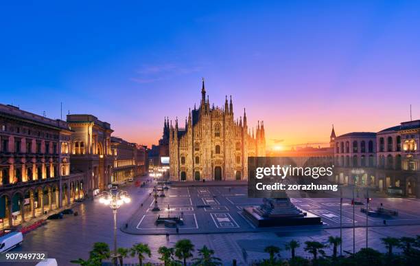 milán piazza del duomo al amanecer, italia - milan fotografías e imágenes de stock