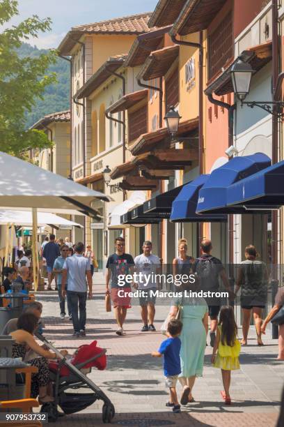 outlet winkels - outlet stockfoto's en -beelden