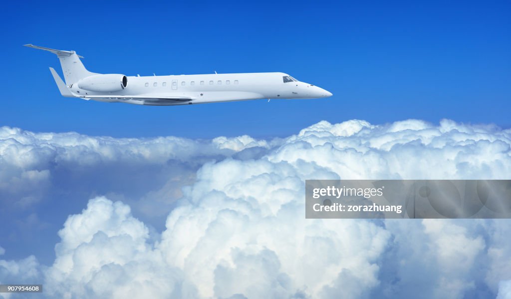 Avion vole sur le nuage