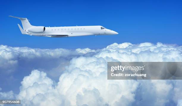 vliegtuig vliegen op de wolk - private jet stockfoto's en -beelden