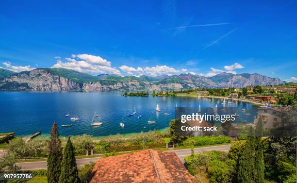baia della spiaggia val di sogno, malcesine (lago di garda) - baia foto e immagini stock