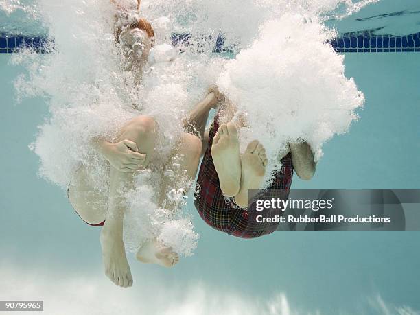 couple underwater - woman diving underwater stock pictures, royalty-free photos & images