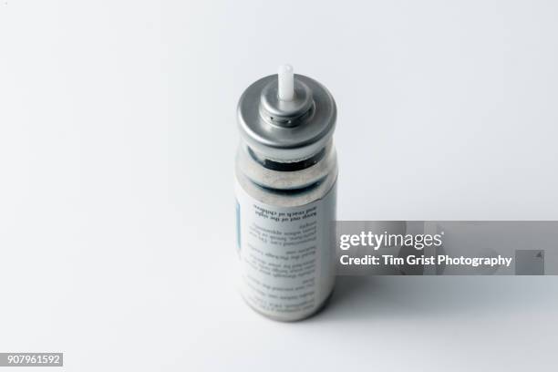 asthma inhaler pressurised gas canister - kleine bloedsomloop stockfoto's en -beelden