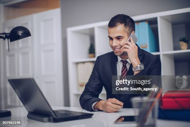 geschäftsmann sprechen auf smartphone - system administrator technik freude stock-fotos und bilder