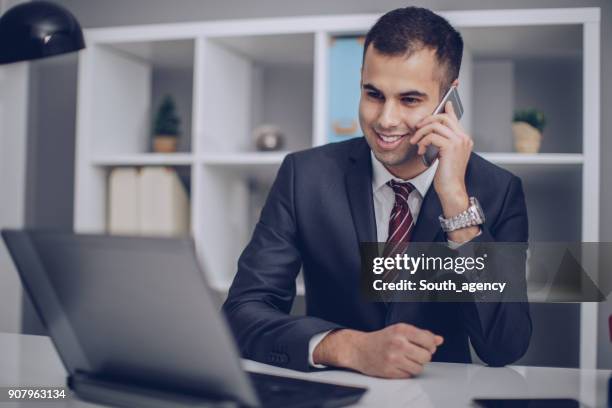 geschäftsmann, telefonieren mit handy im büro - system administrator technik freude stock-fotos und bilder