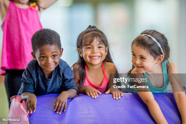 kids in gym class - acrobat imagens e fotografias de stock