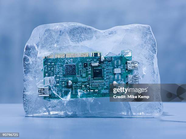 computer chip frozen in a block of solid ice - frozen water stock-fotos und bilder