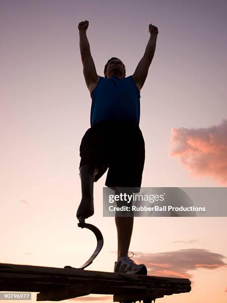 jogger with a right below knee prosthetic running leg - piede artificiale per lo sport foto e immagini stock