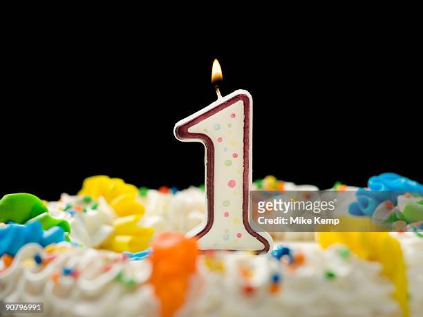birthday cake with candle that says 1 - eerste verjaardag stockfoto's en -beelden