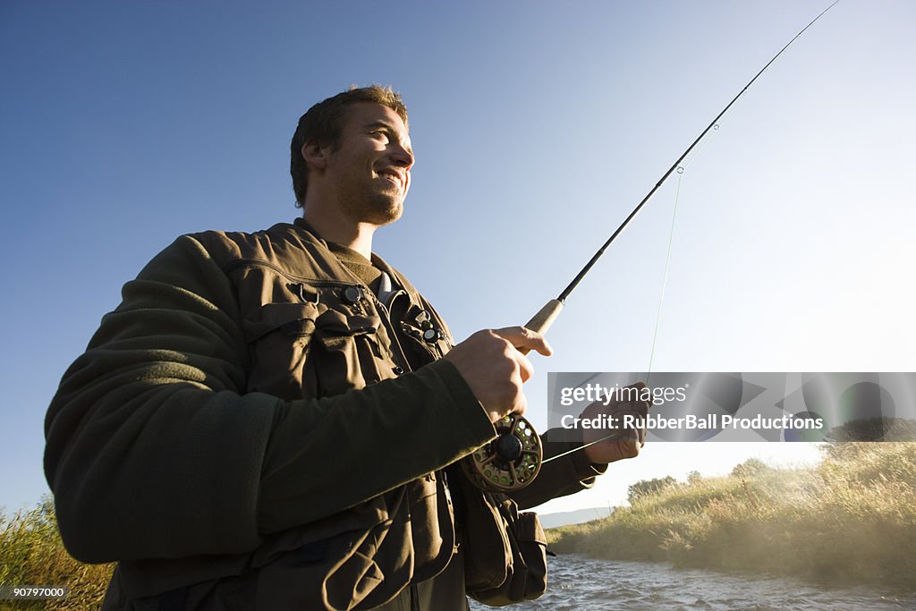 Fly fisherman la pêche dans la rivière de montagne