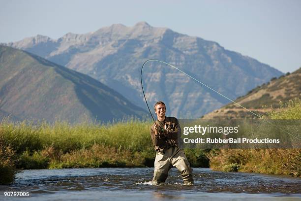 mosca pescador pesca no rio de montanha - pesca de lançamento imagens e fotografias de stock