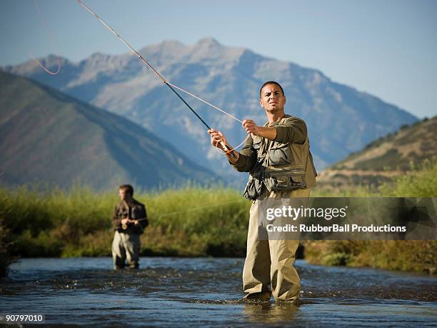 fly fisherman angeln in einem mountain river - waders stock-fotos und bilder