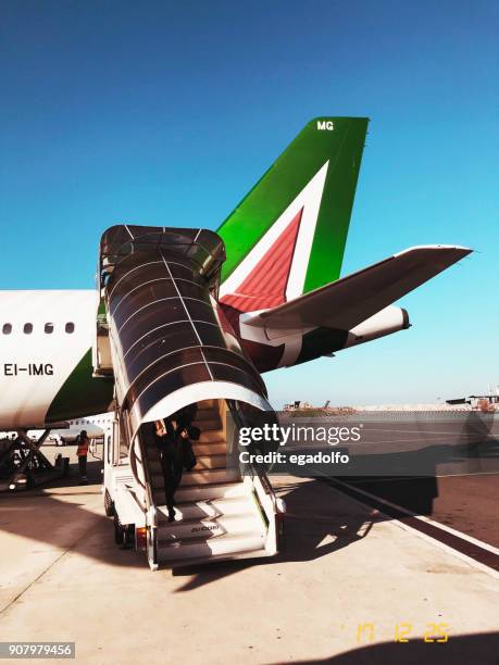 alitalia a320 with alitalia tail - alitalia stock pictures, royalty-free photos & images