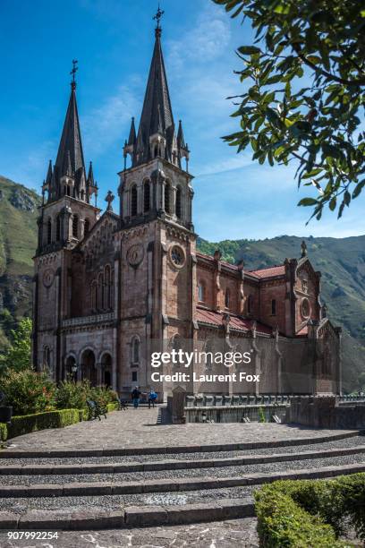 covadonga basilica - fachada photos et images de collection