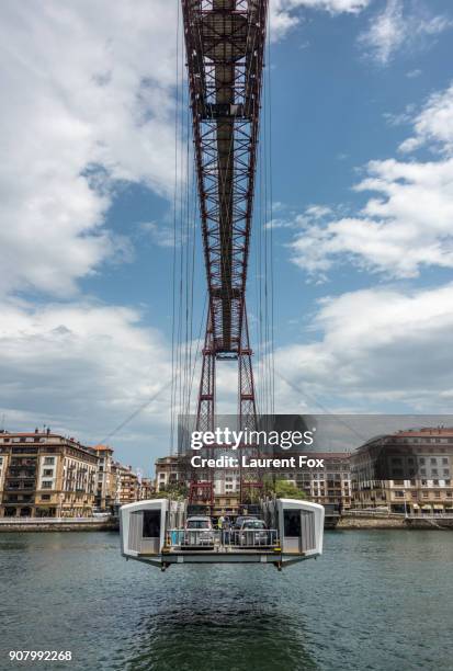 vizcaya bridge straight on - puente colgante stockfoto's en -beelden