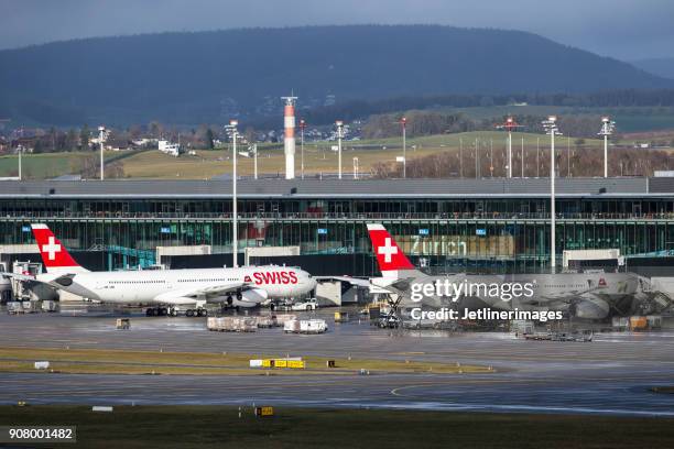 der internationale flughafen zürich - flughafen zürich stock-fotos und bilder