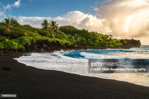 waianapanapa beach - isla de hawai fotografías e imágenes de stock