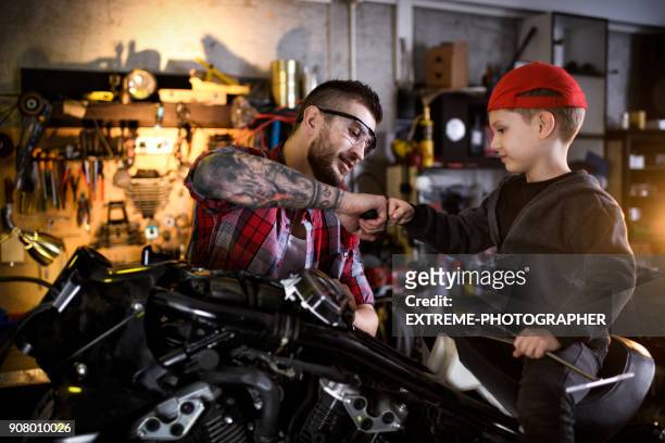 motorrad-reparaturwerkstatt - motorcycle gang stock-fotos und bilder