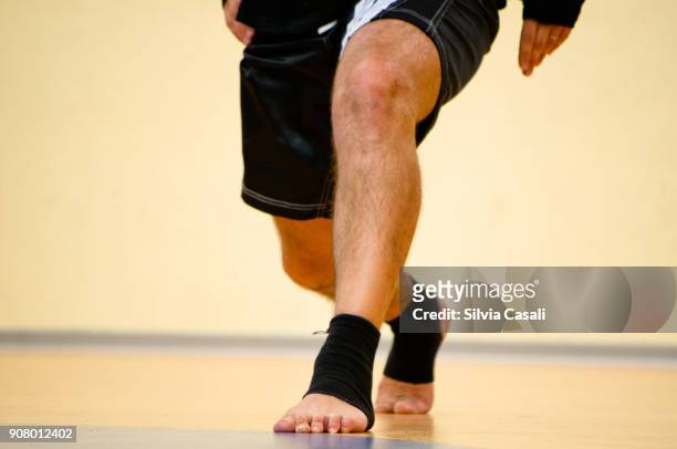 kickboxing male athlete warming-up - silvia casali stock-fotos und bilder