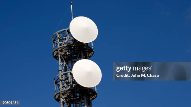 antenne d'un four à micro-ondes - tour de transmission par micro ondes photos et images de collection