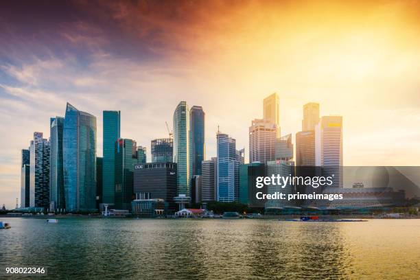 panoramablick auf die skyline von singapur und marina bay - singapore river stock-fotos und bilder