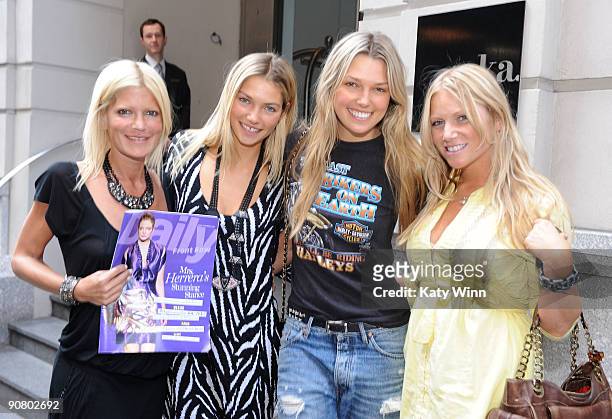 Publicist Lizzie Grubman, Models Jessica Hart, Ashley Hart and Guest attend "The Daily" Fashion Lounge on September 15, 2009 in New York, New York.