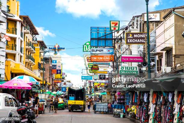 estrada de khao san em bangkok - tailândia - província de bangkok - fotografias e filmes do acervo