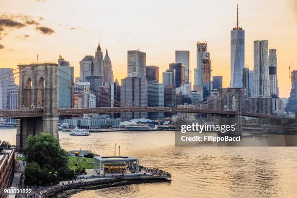 skyline de nueva york al atardecer - brooklyn bridge park fotografías e imágenes de stock