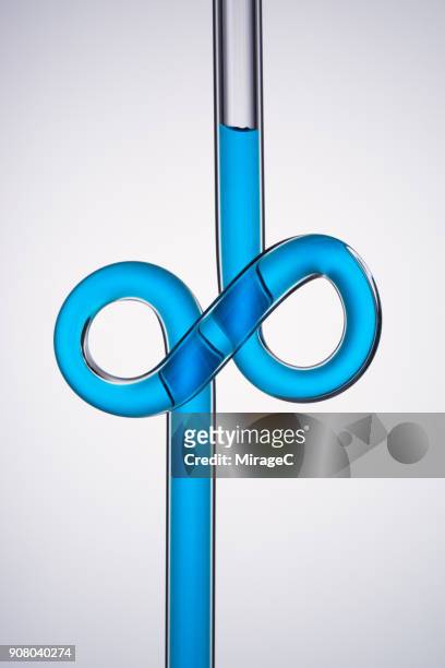 infinity symbol shaped glass tube - tube photos et images de collection