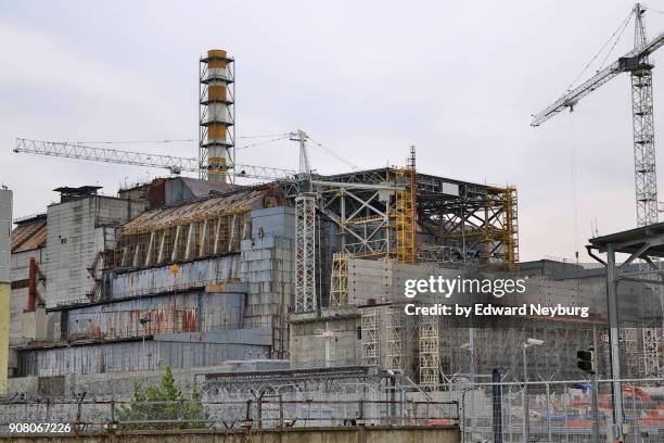 sarcophagus over reactor no. 4 of chernobyl nuclear power plant - chernobyl stockfoto's en -beelden