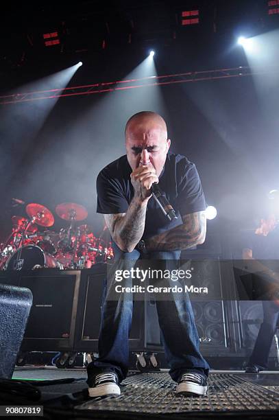 Aaron Lewis of Staind performs at the Amway Arena on September 15, 2009 in Orlando, Florida.