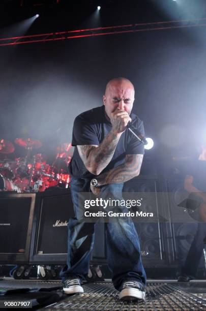 Aaron Lewis of Staind performs at the Amway Arena on September 15, 2009 in Orlando, Florida.