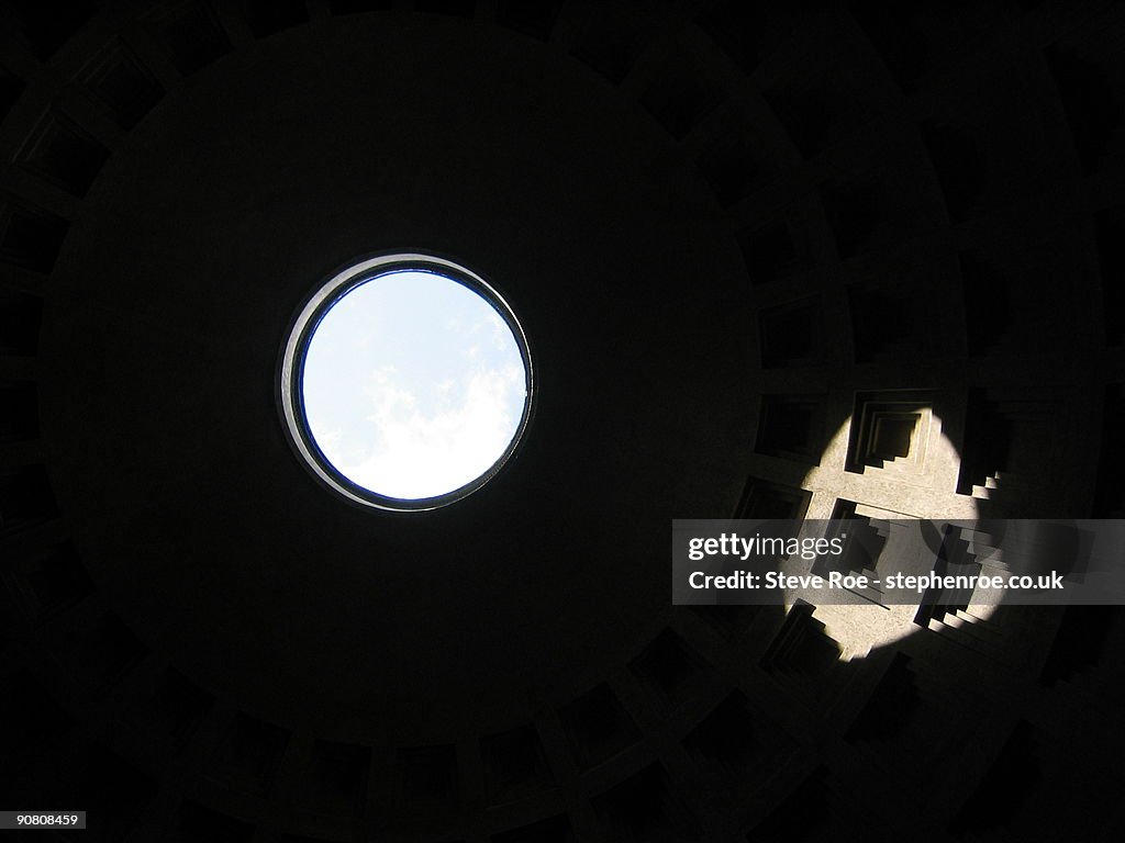 Sun shining through the Pantheon's Oculus