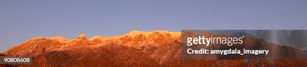 winter-berg bei sonnenuntergang landschaft panoramablick - sandia mountains stock-fotos und bilder