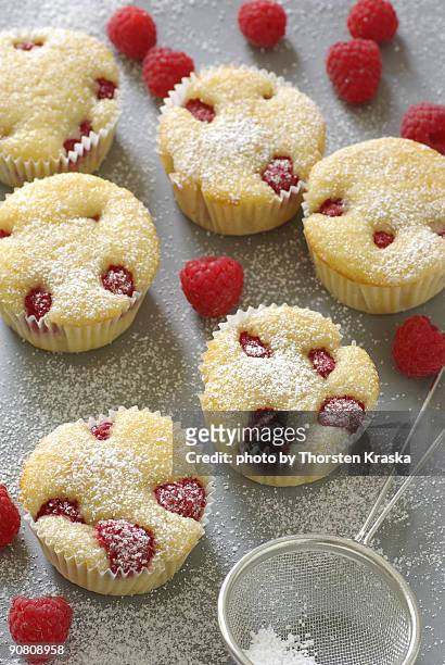 raspberry muffins - schuimspatel stockfoto's en -beelden
