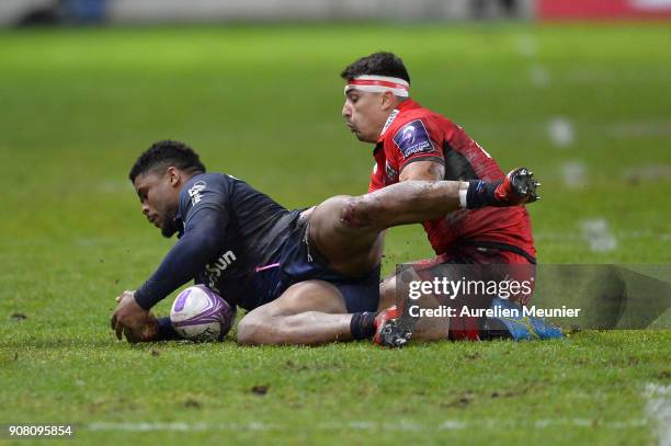 Damian Hoyland of Edinburgh and Jonathan Danty of Stade Francais fight for the ball during the European Rugby Challenge Cup match between Stade...