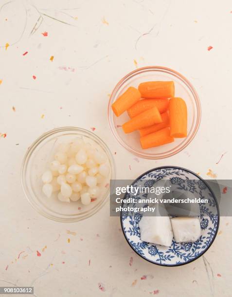 pickled onions, chopped turnips and chopped carrots. - carotine stock-fotos und bilder