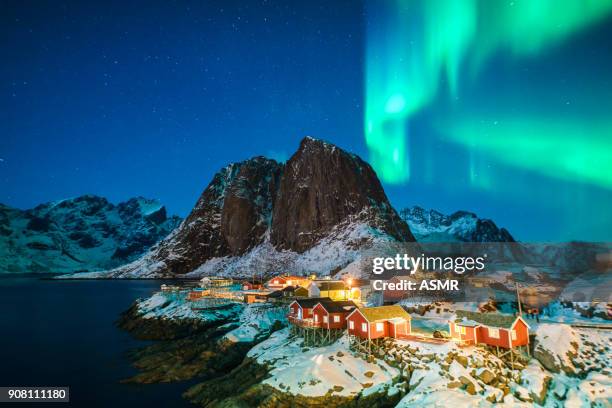 bunte northern lights - aurora borealis lofoten stock-fotos und bilder