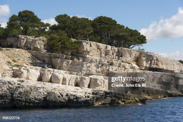 port of calanques - gesteinsschicht stock-fotos und bilder