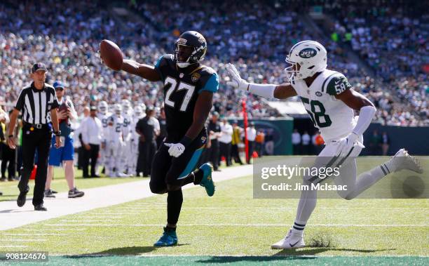 Leonard Fournette of the Jacksonville Jaguars runs in a touchdown against Darron Lee of the New York Jets on October 1, 2017 at MetLife Stadium in...