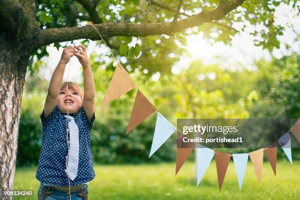 klein kind een partij evenement voorbereid - party flags stockfoto's en -beelden