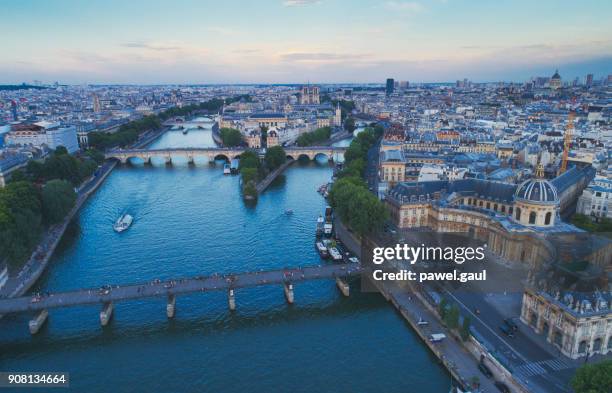 seineufer paris sonnenuntergang antenne - pont neuf stock-fotos und bilder